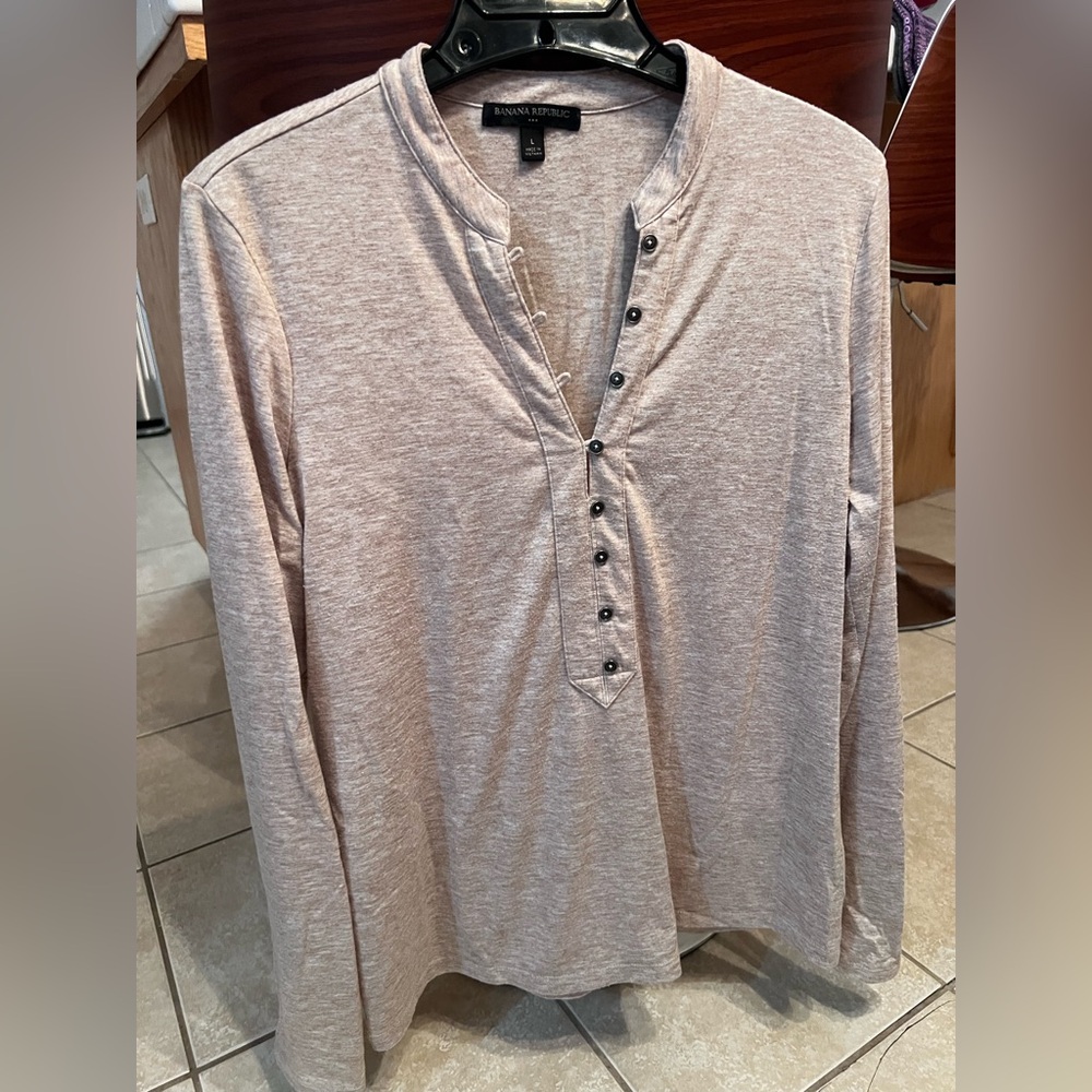 CLEARANCE PRICE TO SELL Banana  Republic Heather Beige Oatmeal Henley Shirt